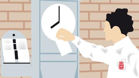 Un sanitario ficha al inicio de su jornada laboral