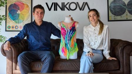 A: J.P. Urdiroz F: 05-10-2026 P: L: Pamplona. Instalaciones de Vinkova en la carretera de Sarriguren. T: Reportaje sobre la empresa Vinkova, fabricante de maillots para gimnasia rítmica.