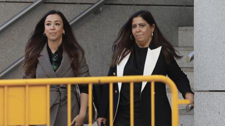 La jueza Beatriz Biedma (d), que procesó al hermano de Pedro Sánchez, sale de la Audiencia Nacional acompañada de su hermana y abogada tras denunciar ante el juez maniobras en su contra de la presunta trama de la exmilitante del PSOE Leire Díez