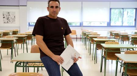 Rubén Fuertes Peralta, en un aula del IES Ribera del Arga, de San Adrián, donde imparte clase en FP.