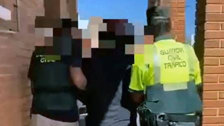 El detenido, junto a dos agentes de la Guardia Civil