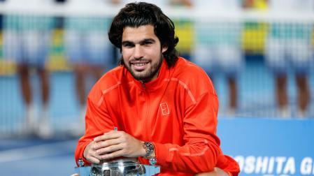 Alcaraz posa con el trofeo tras ganar el torneo de Tokio