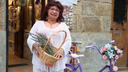 Mariela Arenas Echeverri, frente a su tienda, 'Hilos y Aromas'