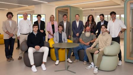 En el centro, el consejero Irujo junto al rector de la UPNA, Ramón Gonzalo; la directora general de Transición Energética y Digital, I+D+i Empresarial y Emprendimiento, Garbiñe Basterra; la directora Gerente de CEIN, Uxue Itoiz; y representantes de las empresas tecnológico-digitales Archiva Solutions, Hydrotecna Green, Naxia y Salva IA