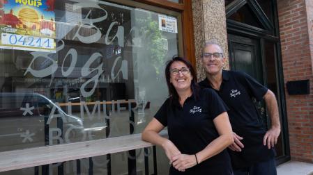 Blanca Ordóñez Ezquerra y Alfonso Beamonte Arejula, frente al bar Bogart