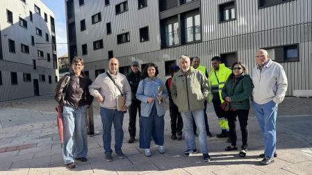 Los presidentes de los cuatro portales de la plaza de San José, la edil Ana Duarte y personal de servicios y limpieza en el encuentro mantenido en la plaza San José.