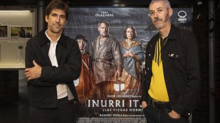 El productor Iker Ganuza (izquierda) y el director Igor Legarreta, en los cines Golem de Pamplona