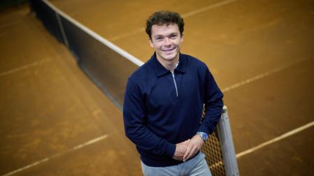 Iñaki Montes, en una de las pistas del Club de Tenis Pamplona este pasado miércoles