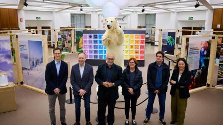 Desde la izda.: Nathaniel Barrett (comisario de la exposición del MUN), José Ángel Andrés (Fundación Caja Navarra), Ignacio López-Goñi (director Museo de Ciencias), Juana García (Fundación Caja Navarra), Javier Onieva (vocal del patronato) y Marta Revuelta (comisaria de esta exposición).