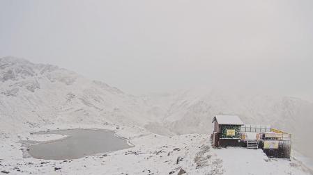 Una foto de la webcam de la estación de Astun, que ha registrado este 8 de octubre las primeras nevadas en sus cotas más altas