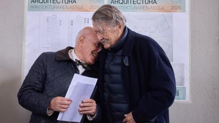 El arquitecto Estanislao de la Quadra Salcedo (dcha.) hace un gesto de cariño a José Manuel Pozo, de la Fundación Docomomo