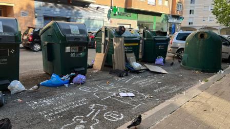 Uno de los puntos de contenedores de las zonas urbanas de la comarca lleno de residuos