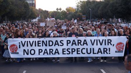 Asistentes a la manifestación por el derecho a la vivienda que recorrió las calles de Córdoba