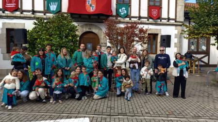 Familiares de los pequeños agasajados y corporativos en una imagen de grupo tras la recepción a la quinta de 2025.