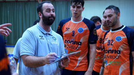 El técnico navarro Pablo Galech Urdániz, dando indicaciones a sus jugadores en el Confia Base Oviedo.