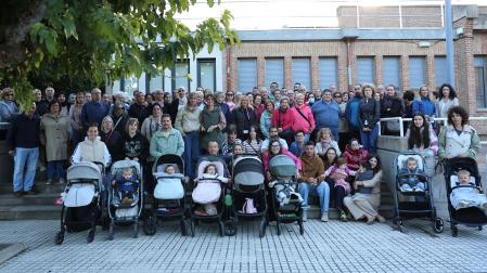 Padres y madres de familias de Peralta, Marcilla, Falces y Funes se concentraron ayer, arropados por vecinos y vecinas, en Peralta