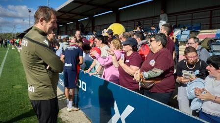 Entrenamiento del primer equipo de Osasuna en Tajonar con la presencia de integrantes de la 'Grada Social'