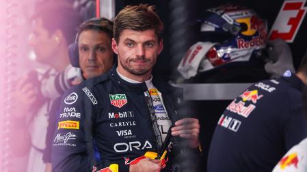 El piloto de Red Bull Racing, Max Verstappen, durante la sesión de entrenamientos libres en el circuito urbano de Marina Bay, en Singapur