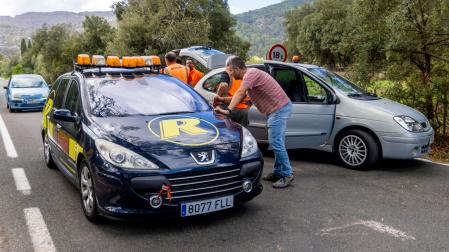 Un piloto alemán de 63 años ha fallecido este viernes y la copiloto de 39 de la misma nacionalidad ha resultado herida grave al precipitarse por un barranco el vehículo en el que participaban en el rally 550 Challenge Mallorca