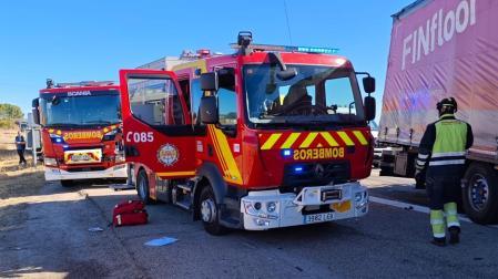 Dotaciones de bomberos, en el lugar del accidente en la A-62