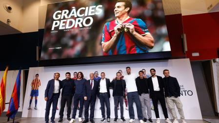 El exfutbolista canario Pedro Rodríguez, posa con directivos y antiguos compañeros del FC Barcelona en el acto de su retirada del fútbol profesional celebrado en el Camp Nou
