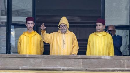 El rey Mohamed VI, junto a su hijo y su hermano, saluda desde el balcón del Parlamento