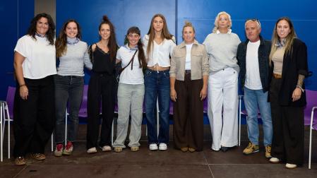 De izquierda a derecha: Naira Egozkue, Nahia Etxetxikia, Guratz Azpiroz, Maialen Lezeaga, Ariadna Malo, Muxkilda Oloriz, Begoña Asensio, José Mari Mendioroz (padre de Amaia Mendioroz) y Mai Garde