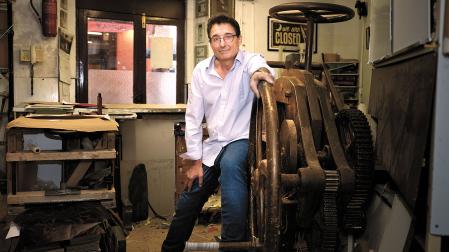 Jacinto Rodríguez Vinuesa, en el taller tienda de Encuadernaciones Alfaro, en la calle Carmen de Pamplona, este 8 de octubre