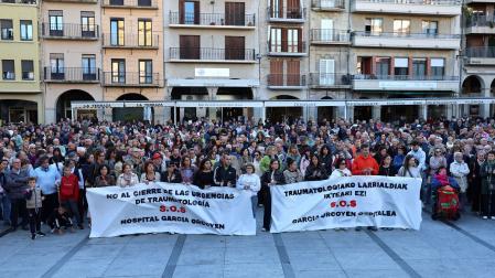 Concentración celebrada este viernes por la tarde en la plaza de los Fueros contra el cierre de las guardias de trauma