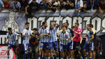 Los jugadores del Málaga celebran el 1-1 tras el gol de Adrián Niño