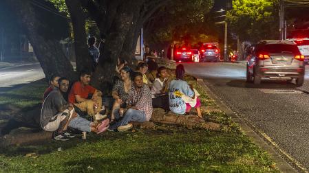 Varias personas esperan sobre una avenida luego del terremoto de magnitud 7,7 que sacudió el sureste de Panamá este viernes en Ciudad de Panamá (Panamá)