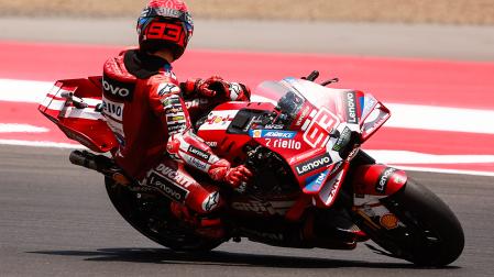 Marc Márquez mira a sus rivales tras imponerse al sprint en el GO de Indonesia disputado en el circuito Mandalika