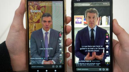 Dos teléfonos móviles reproduciendo vídeos de las cuentas de Tik Tok de Pedro Sánchez y Alberto Núñez Feijóo