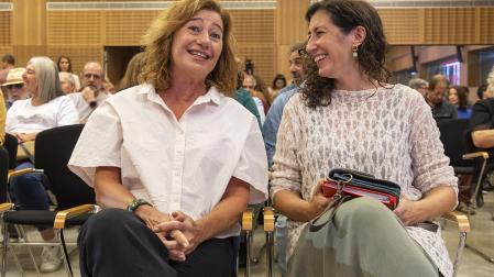 Francina Armengol (izda.) conversa con la secretaria general de la Federación Socialista de Mallorca, Amanda Fernández (dcha.), durante la reunión del Consejo Político del PSOE de Baleares