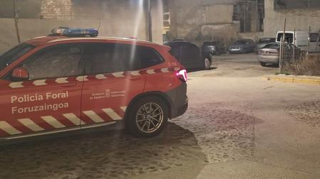 Patrulla de la Policíua Foral durante el control preventivo en Cascante