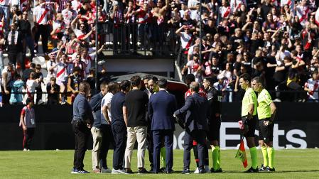 El árbitro José María Sánchez Martínez habla con los delegados de ambos equipos para comunicar la suspensión