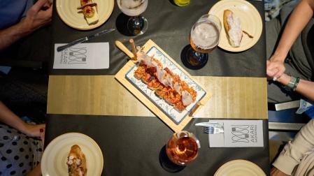 Platos en una mesa en Akari Gastroteka