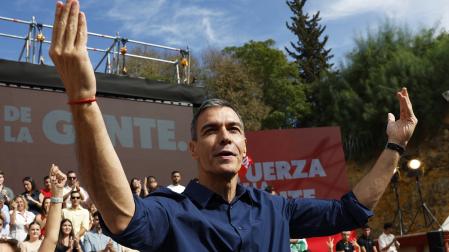 -FOTODELDÍA-DOS HERMANAS (SEVILLA), 10/10/2026.- El secretario general del PSOE y presidente del Gobierno, Pedro Sánchez, participa en un acto de precampaña en Dos Hermanas. EFE/Julio Muñoz