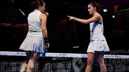 Martina Calvo y Claudia Fernández celebran un punto en la semifinal del Cupra Dusseldorf Premier Padel P2