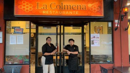 Daniel y Alejandra, en el bar restaurante La Colmena, en la esquina entre las calle Abejeras y Serafín Olave del barrio de Iturrama