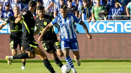 VITORIA, 10/10/2026.- El futbolista del Atlético de Madrid Cristian Romero (2d) lucha por el balón con Mariano (d), del Deportivo Alavés, durante su partido de la jornada 8 de LaLiga EA Sports disputado en el Estadio de Mendizorroza, en Vitoria, este sábado. EFE/ L. Rico