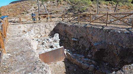 Un vecino de Tudela observa una de las zonas en las que se sacaron a la luz restos arqueológicos.