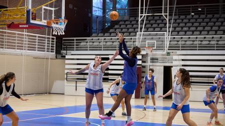 La capitana Aixa Wone dispara a canasta ante la defensa de Claudia Langarita, nuevo fichaje.