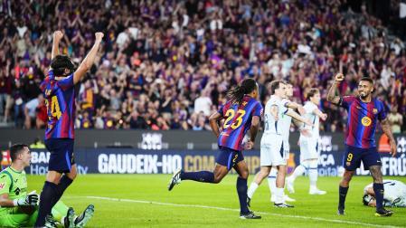 El futbolista del FC Barcelona Jules Koundé (c) celebra tras marcar el 3-0 al Getafe CF, durante su partido de la jornada 8 de LaLiga EA Sports en el Camp Nou este sábado en Barcelona.
