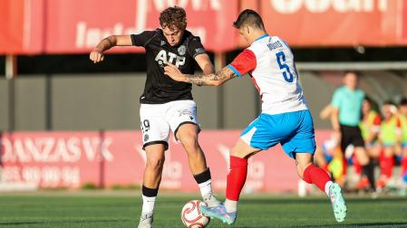 Lucas Díaz trata de zafarse con el balón de Montes, jugador del Manresa.