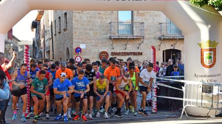 Foto del momento de la salida de la carrera absoluta de la VII Edición de la Carrera de la Ruta del Vino de Navarra