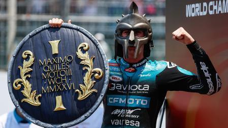 El español Maximo Quiles celebra ataviado como un gladiador romano su título mundial en Moto3 tras ganar el GP de Indonesia