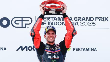 Marco Bezzecchi celebra el triunfo en el GP de Indonesia disputado en el circuito de Mandalika