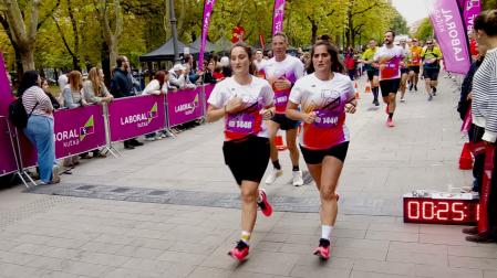 Participantes en la XIII Carrera Solidaria Navarra, este domingo 11 de octubre por las calles del centro de Pamplona