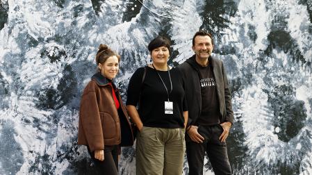 Continúa la programación de los Encuentros de Pamplona 2026 con la participación de Sonia Contera (dcha.), investigadora en nanociencia y profesora de la Universidad de Oxford, Carla Simón, cineasta conocida por una mirada íntima a la memoria y a los vínculos familiares y Santi Rovira actor, narrador y miembro fundador de la reconocida compañía de teatro de calle Kamchátka
